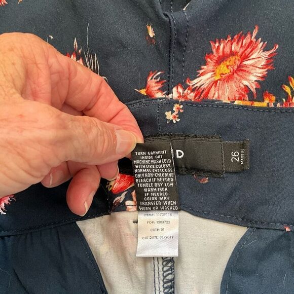 Torrid Womens Plus Size 26 Sateen Floral Shorts Black Pink Red Roses Belted - Picture 12 of 13